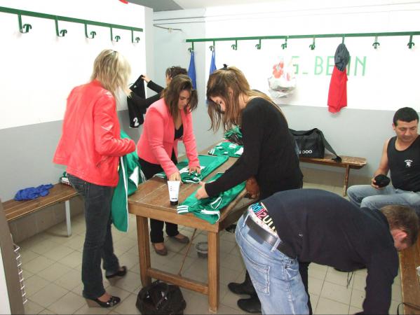 Les filles plient les maillots 1.