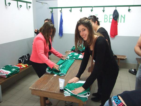 Les filles plient les maillots 2.